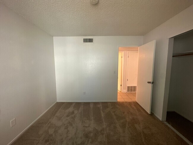 Building Photo - 308 N Riverside Dr