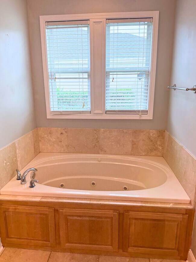 Building Photo - Rare find! 4/3 with amenities!