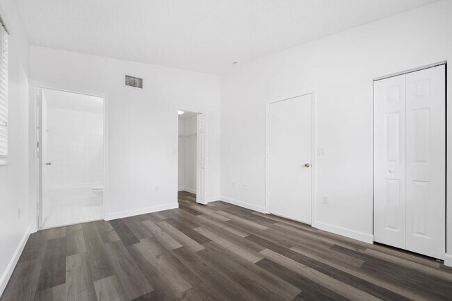 Building Photo - SPACIOUS 2/2 UNIT CENTRALLY LOCATED