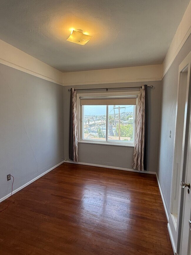 Building Photo - Beautiful 2 bedroom 1 bathroom upstairs ap...