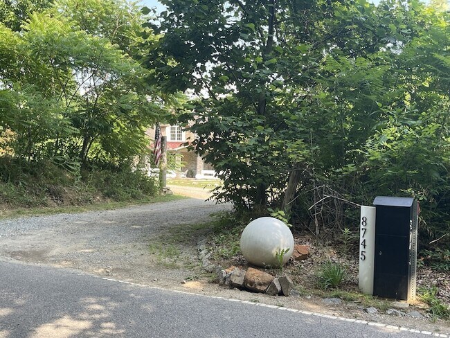 Building Photo - 8745 Old Charlotte Pike