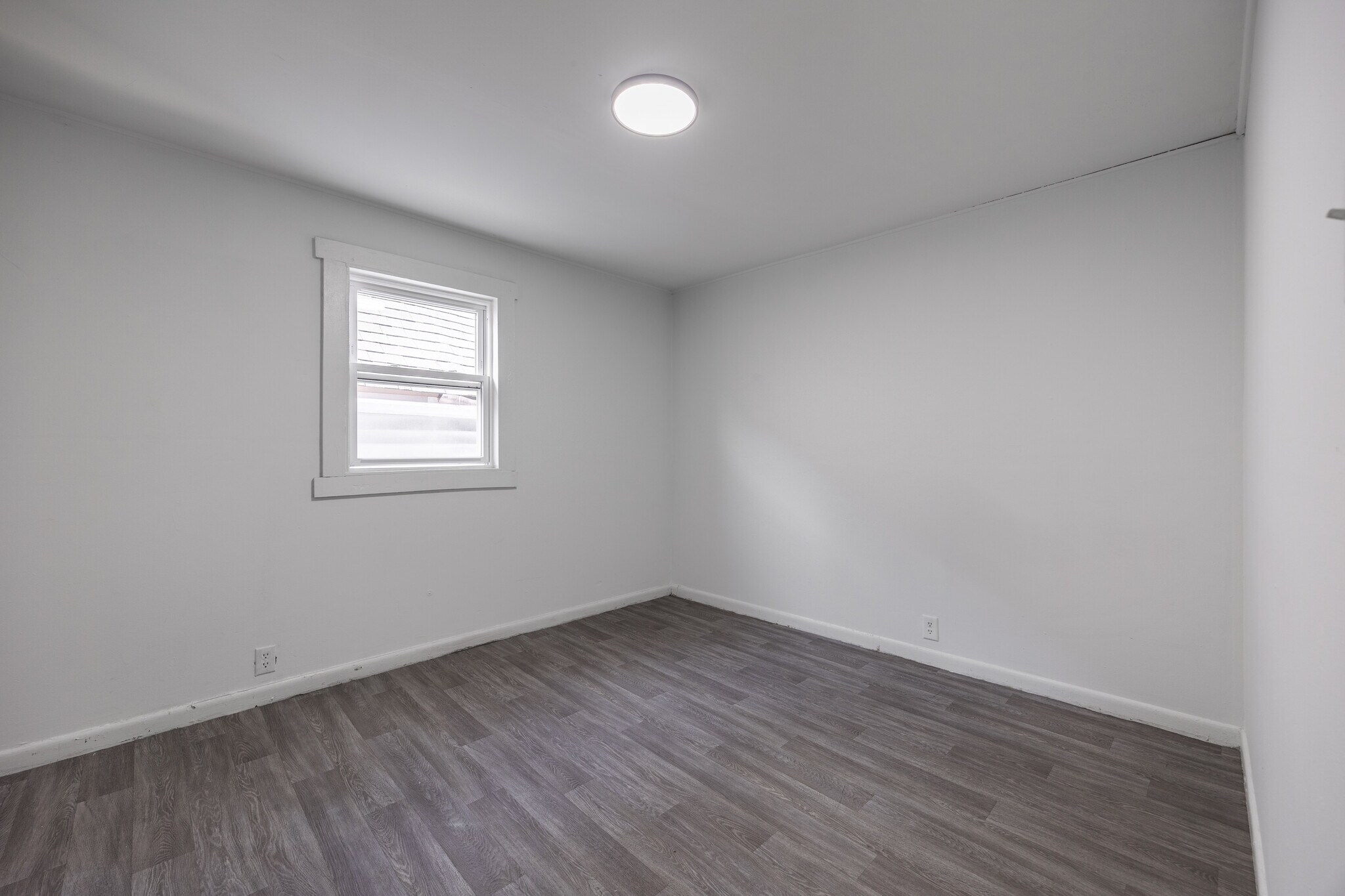 Building Photo - 2140 N Karlov Ave