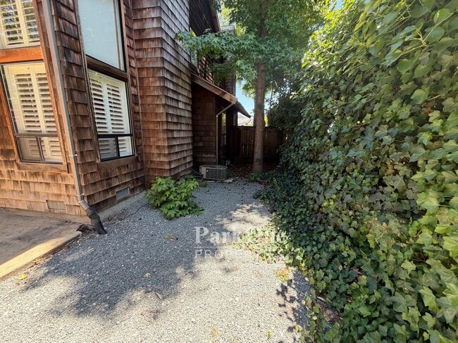Building Photo - Two Bedroom Town House Walking Distance to Downtown Lafayette
