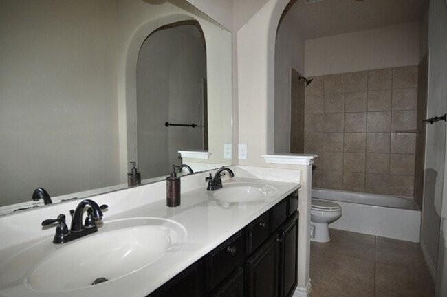 Building Photo - Beautiful 4-2.5-2 with 3 living, 2 dining ...