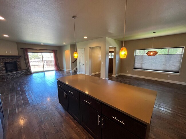 Building Photo - Spacious 3-Bed, 2.5 Bath Home with Community Pool in NE Bend