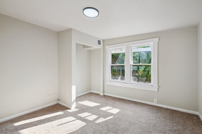 Building Photo - 2332 E hughston 78202