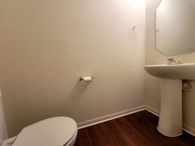 Building Photo - Beautiful 3 Bedroom, 2.5 Bath Home with Attached Garage & Tall Ceilings