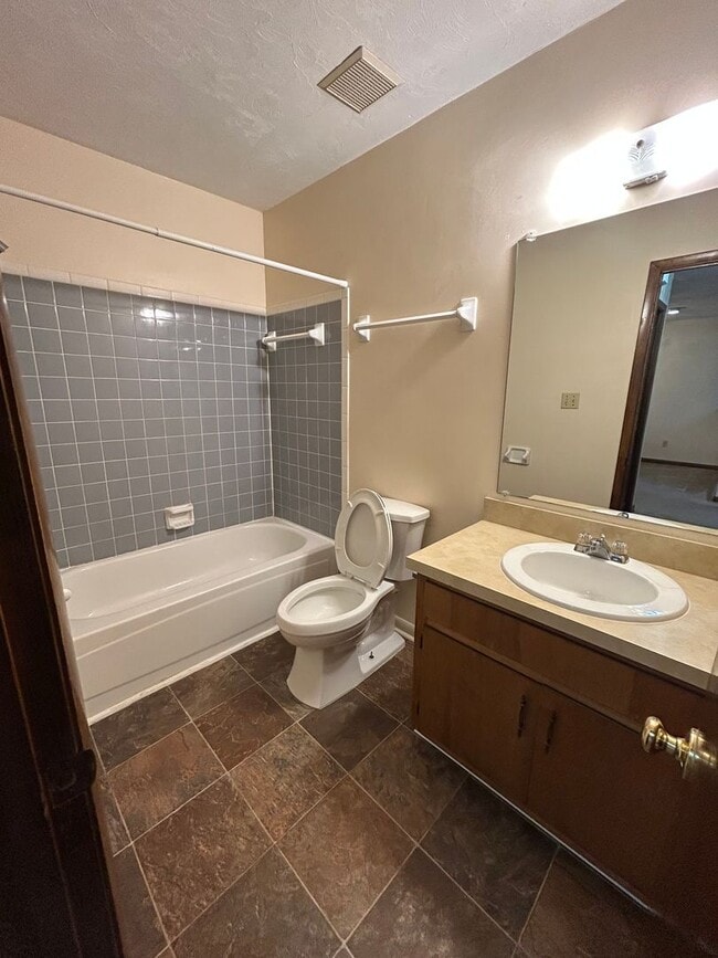 Building Photo - 2/2/ Walking Distance To Capital Regional ...