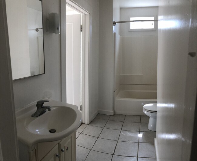 Building Photo - Three bedroom two bath house walking distance to MIIS. DLI and downtown Monterey