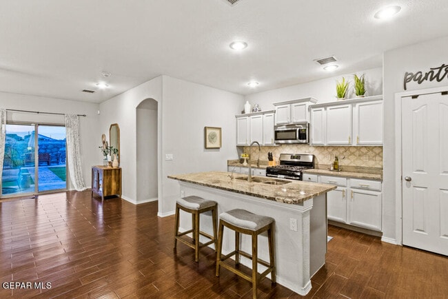 Building Photo - 7365 Dewberry Dr