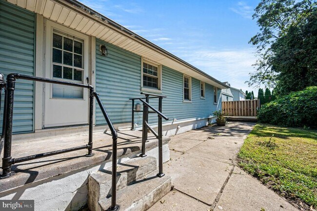 Building Photo - 2225 Palmer Ave
