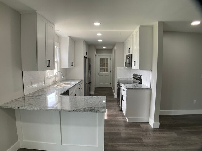 Building Photo - Gorgeous, Fully Renovated, 1 Level Living!