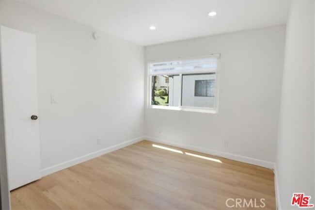 Building Photo - 10566 Sunland Blvd