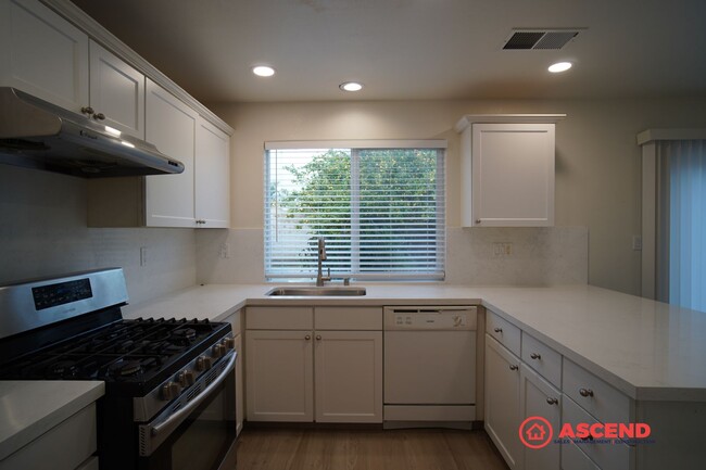 Building Photo - Move-in Ready 2 Story Home in Desirable Neighborhood!