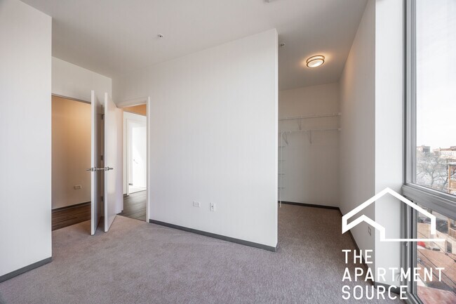 Building Photo - 2340 N California Ave