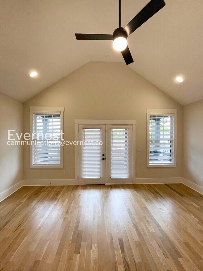 Building Photo - 4 Bed/2.5 Bath Town Home with Garage / Pet-Friendly / Available Now!