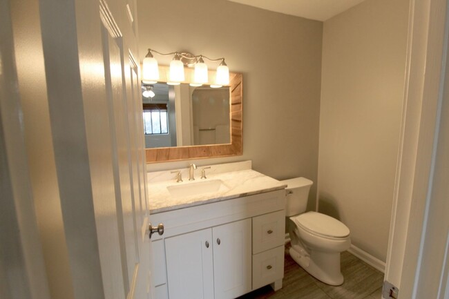 Building Photo - Remodeled Condo with amazing Mountain View...
