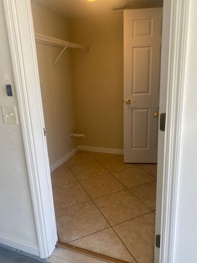Building Photo - Great 3/2/1 duplex with a private driveway and entrance!  Partially fenced yard! Must see!