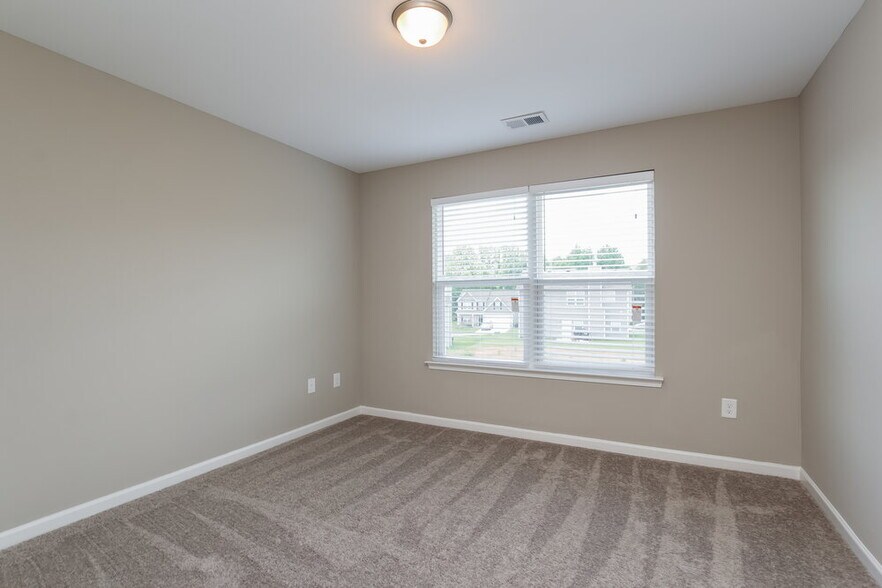 Building Photo - 723 Fieldcrest Dr