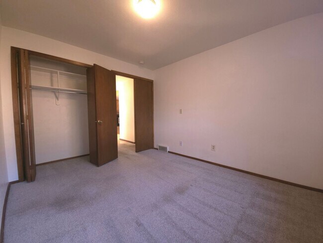 Building Photo - 2 bed 2 bath condo located in the Chateau Village West subdivision