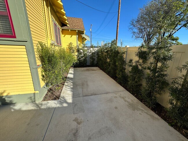 Building Photo - 678 N Shaffer St