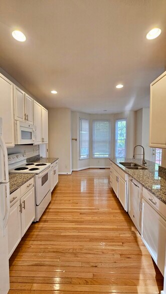 Building Photo - 7 Woodsage Ln