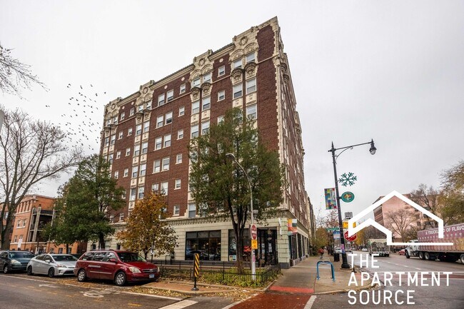 Building Photo - 6930 N Greenview Ave