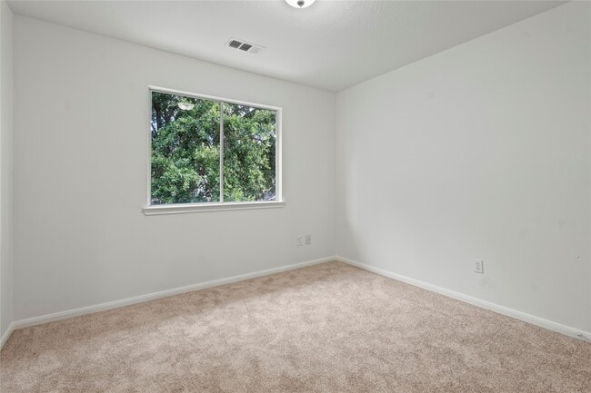 Building Photo - 10908 Sycamore Dr S