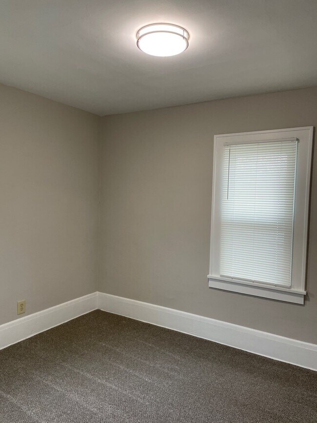 Building Photo - 147 Conrad St