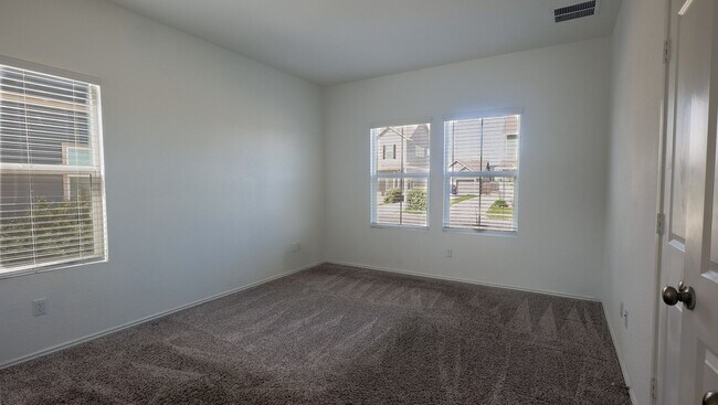 Building Photo - 2021 4/2.5 house in Devine Lake