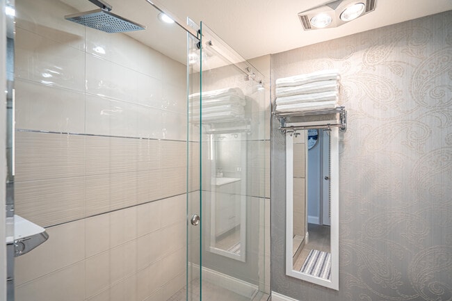 Building Photo - 100 Venetian Dr