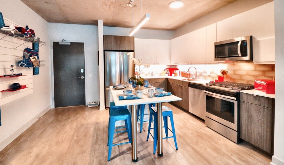 Building Photo - 1030 W Addison St