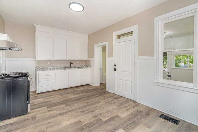 Building Photo - 303 Ridge Ave