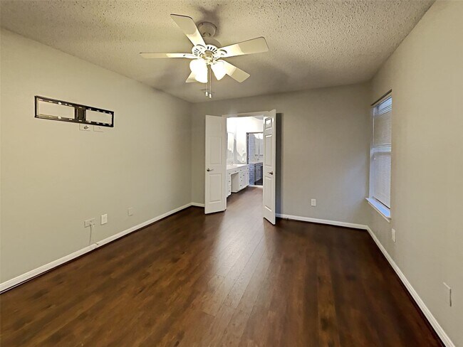 Building Photo - 16031 Hidden Acres Dr