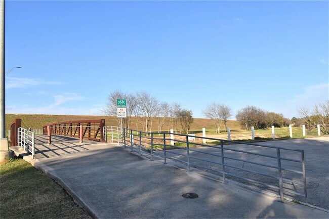 Building Photo - 1323 W Forest Dr