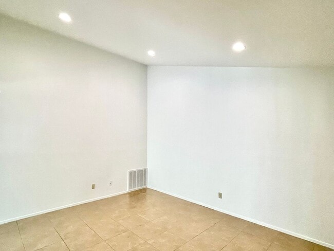 Building Photo - Cute Two Bedroom Duplex in Great Location!