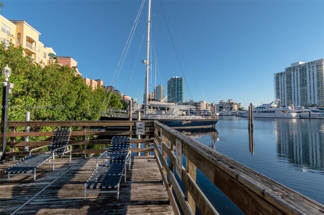 Building Photo - 19601 E Country Club Dr