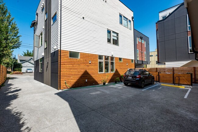 Building Photo - Ballard Townhouse