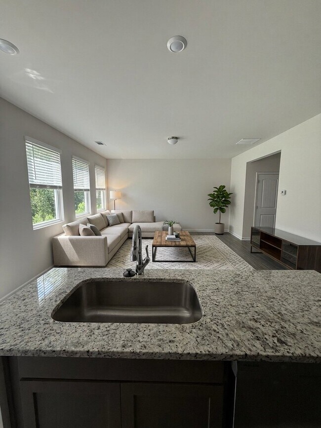 Building Photo - 79 Pineview Dr