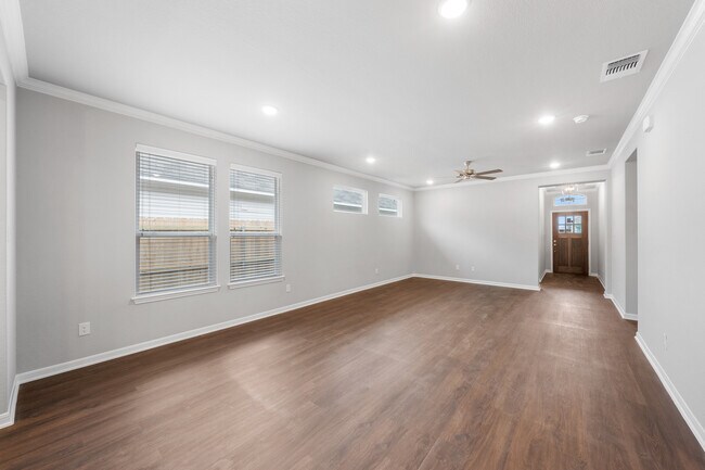 Building Photo - 617 La Parra Bend