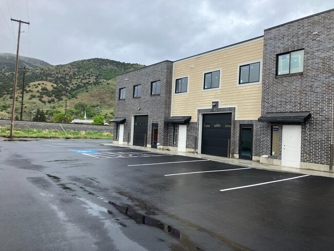 Building Photo - 394 N 400 E