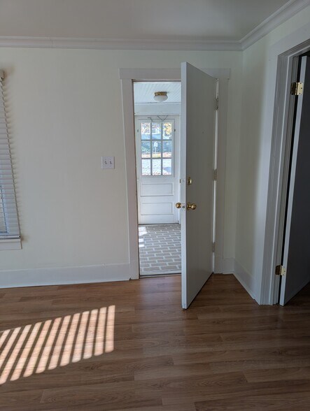 Building Photo - 14837 Keating Ave