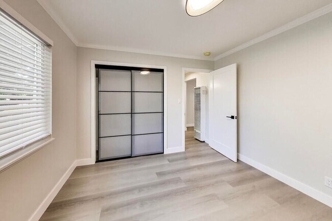 Building Photo - 1265 Oak Grove Ave