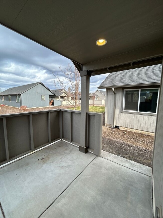 Building Photo - 2 Bedroom / 1 Bathroom Cottage is SW Redmond