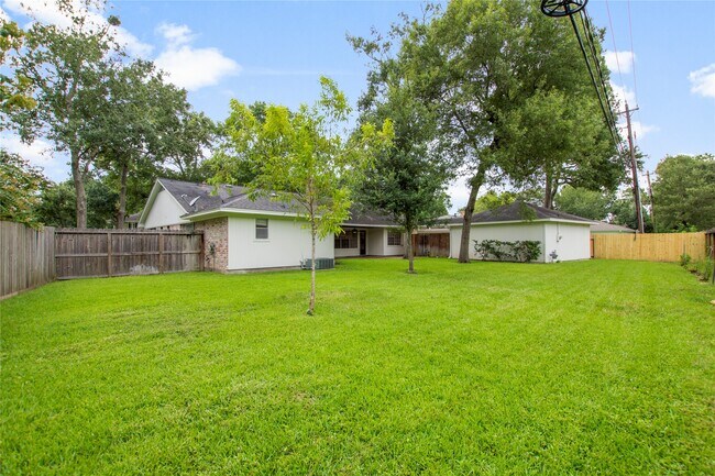 Building Photo - 402 Forest Lake Dr