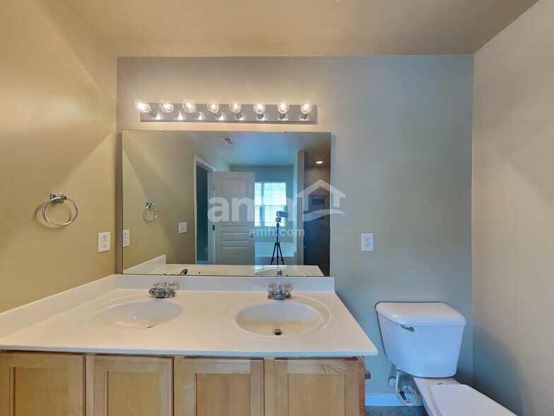 Building Photo - 409 Stobhill Ln