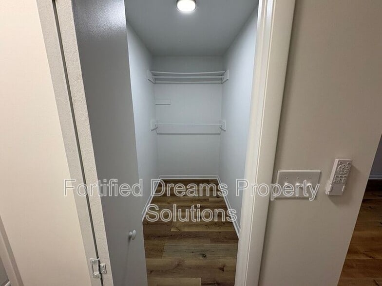 Building Photo - 5265 Country Club Rd