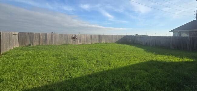 Building Photo - 14143 Medina Dr
