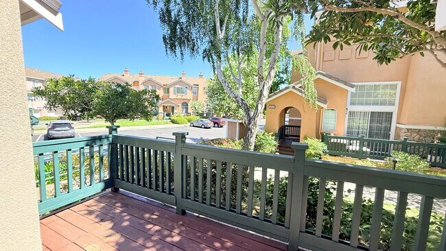Building Photo - 401 Skylark Ct