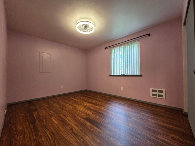 Building Photo - Charming Rambler in Gated Clearwood Community